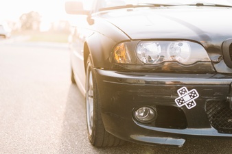 Comment enlever un autocollant sur une carrosserie ?