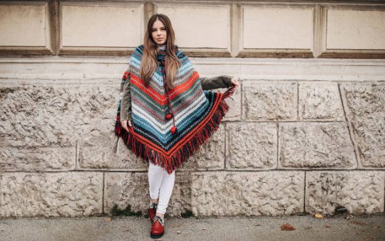 Comment porter le poncho avec style ?