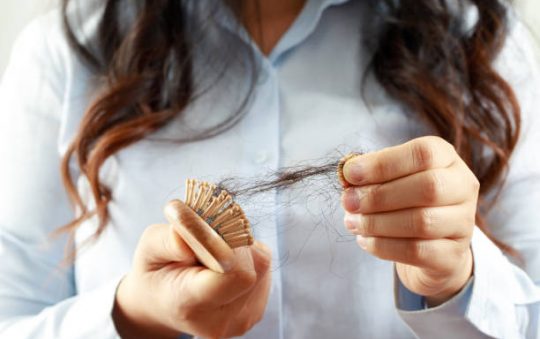 Comment ralentir la chute de cheveux avec le brossage ?