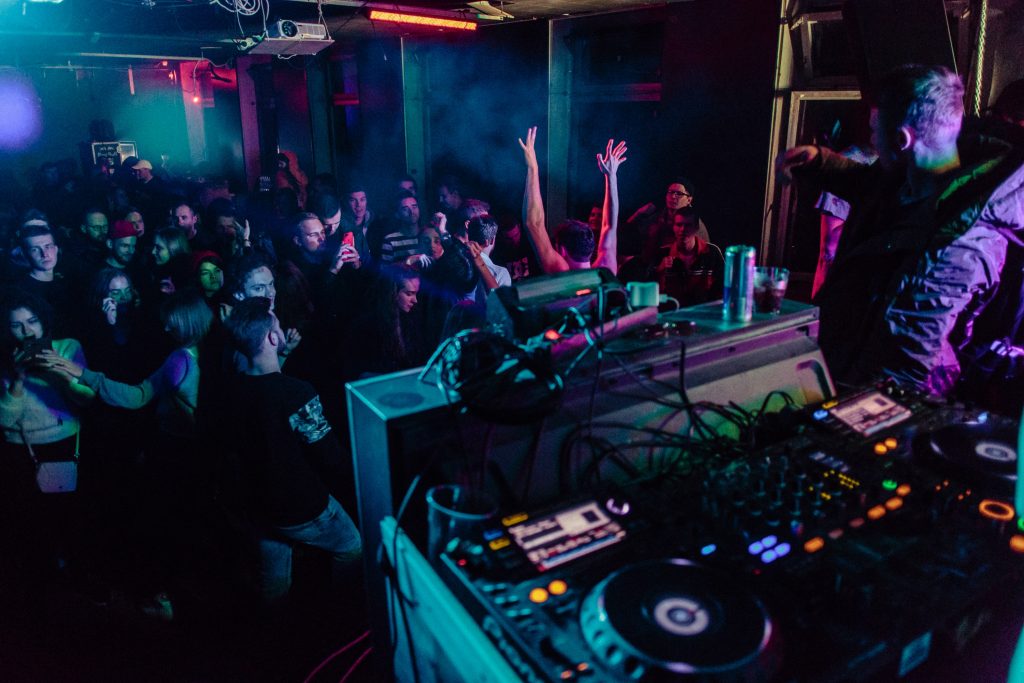 Combien coûte un DJ virtuel ? Analyse de prix