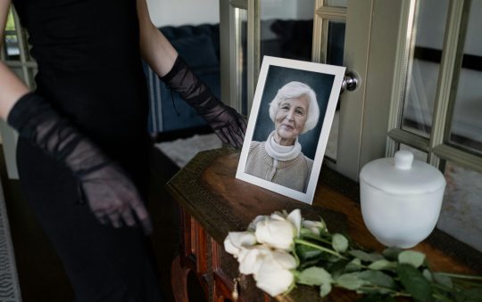 Choisir une urne funéraire avec sens et sérénité